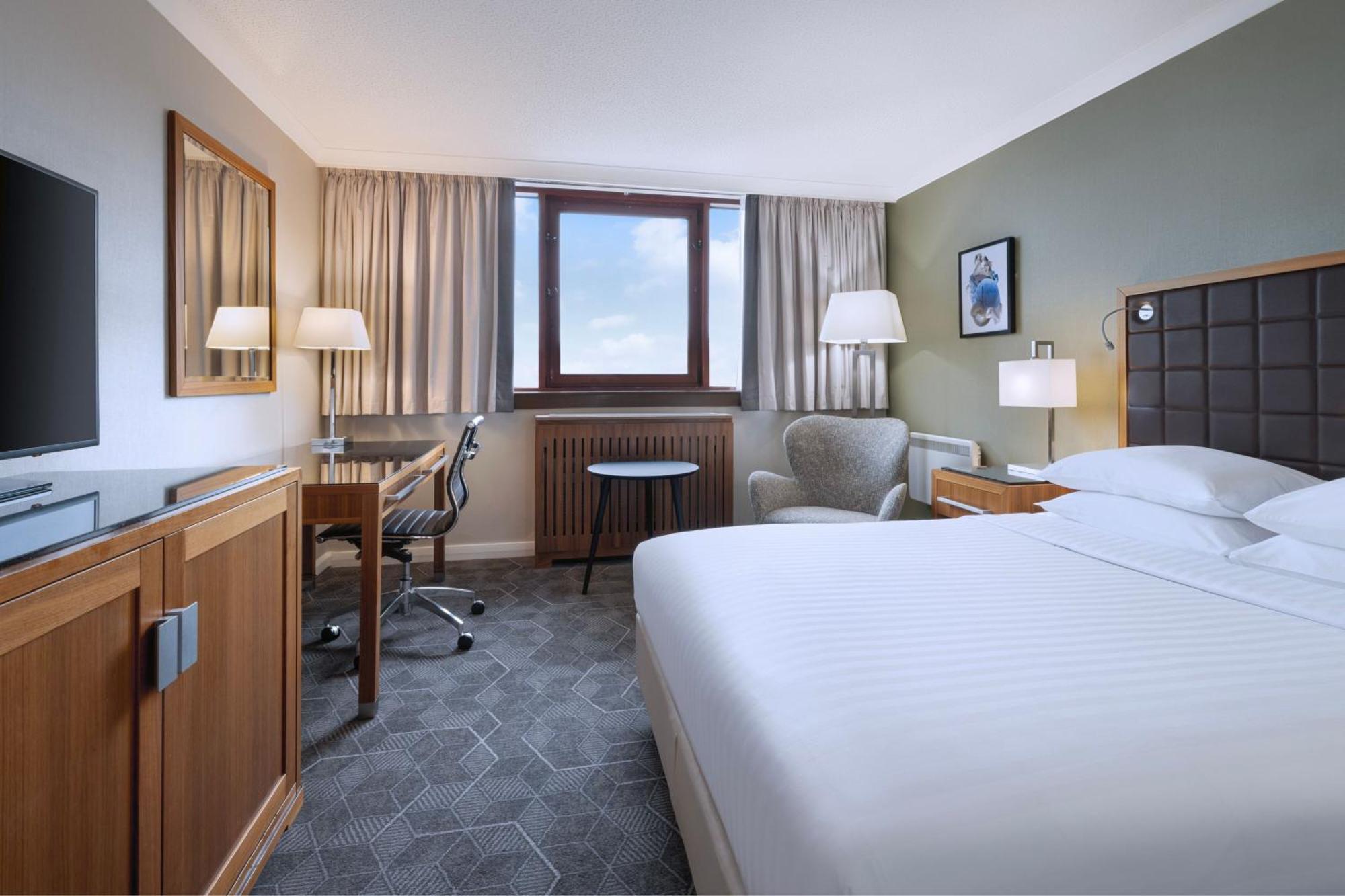 Delta Hotels By Marriott Суонси Экстерьер фото