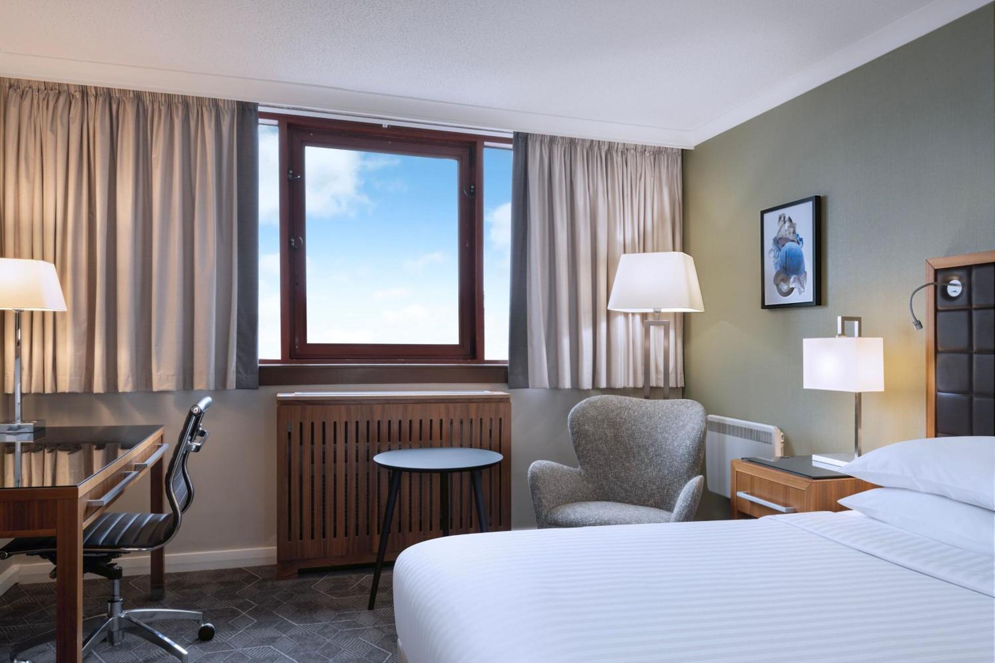 Delta Hotels By Marriott Суонси Экстерьер фото