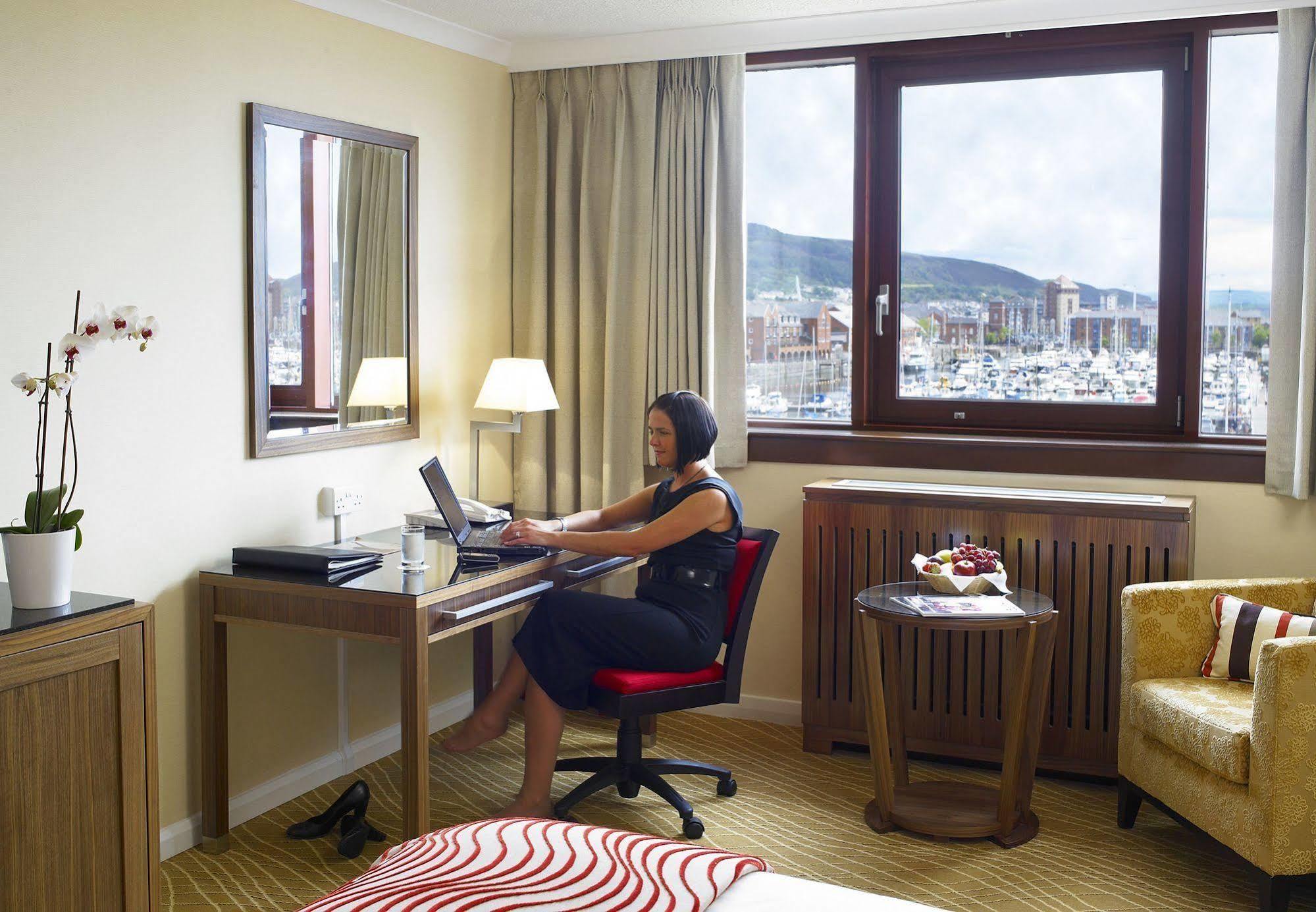 Delta Hotels By Marriott Суонси Экстерьер фото
